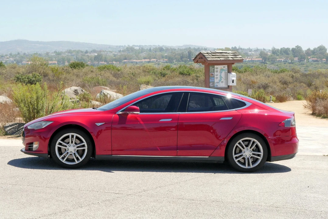 2013 Tesla Model S - Image 10 of 31
