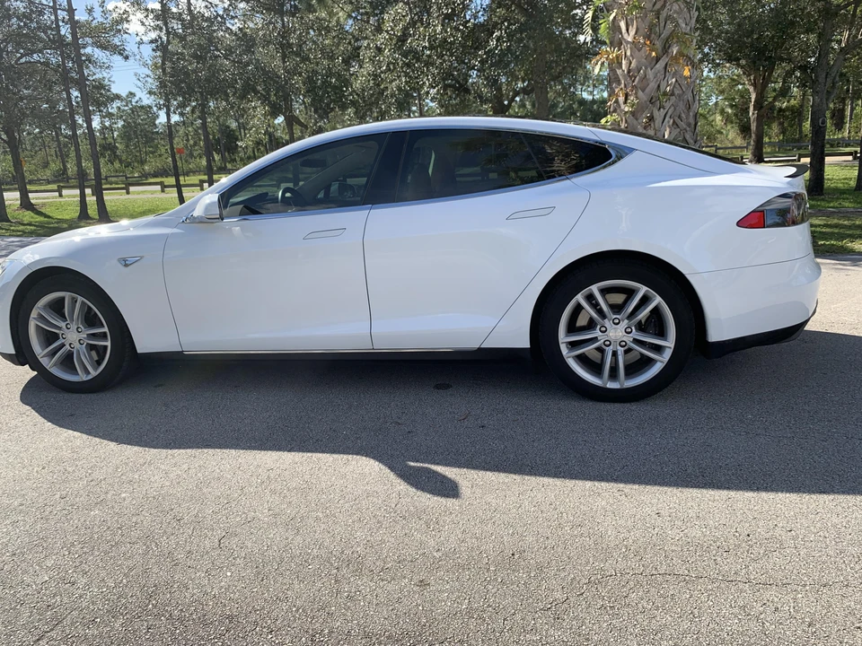 2013 Tesla Model S - Image 19 of 31