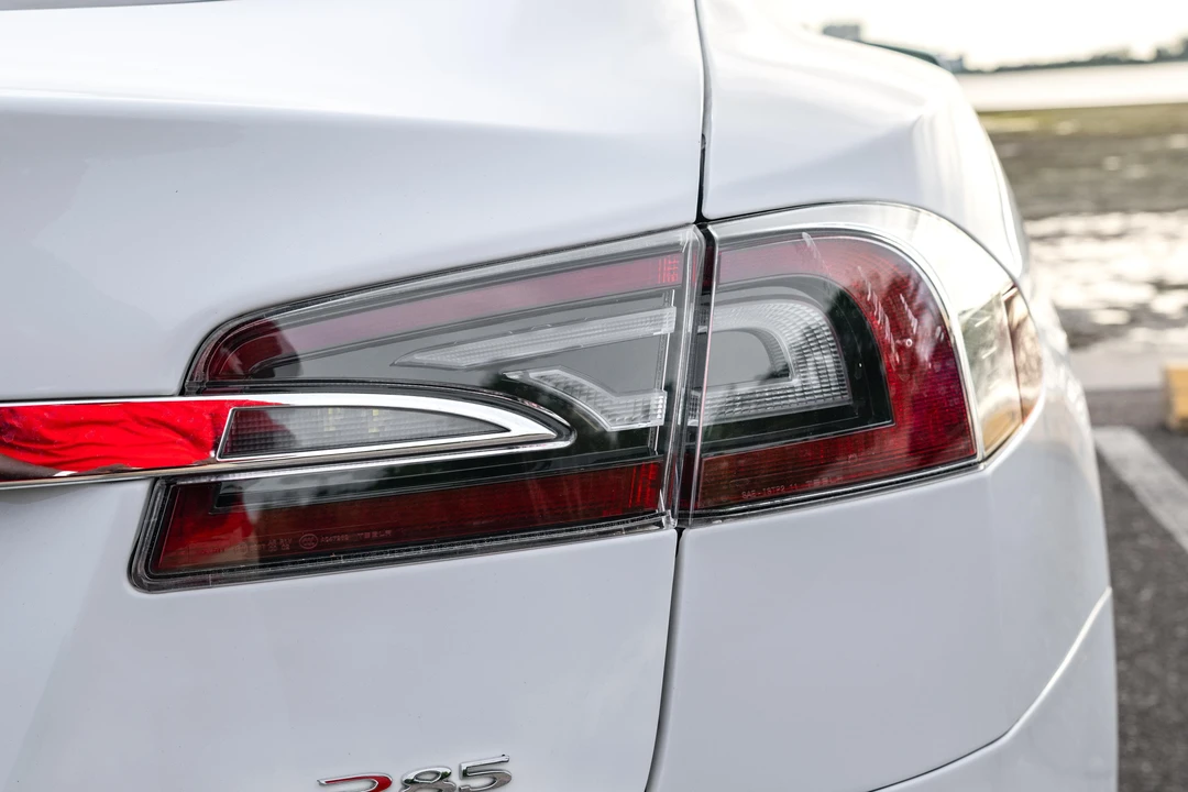 2013 Tesla Model S - Image 14 of 31