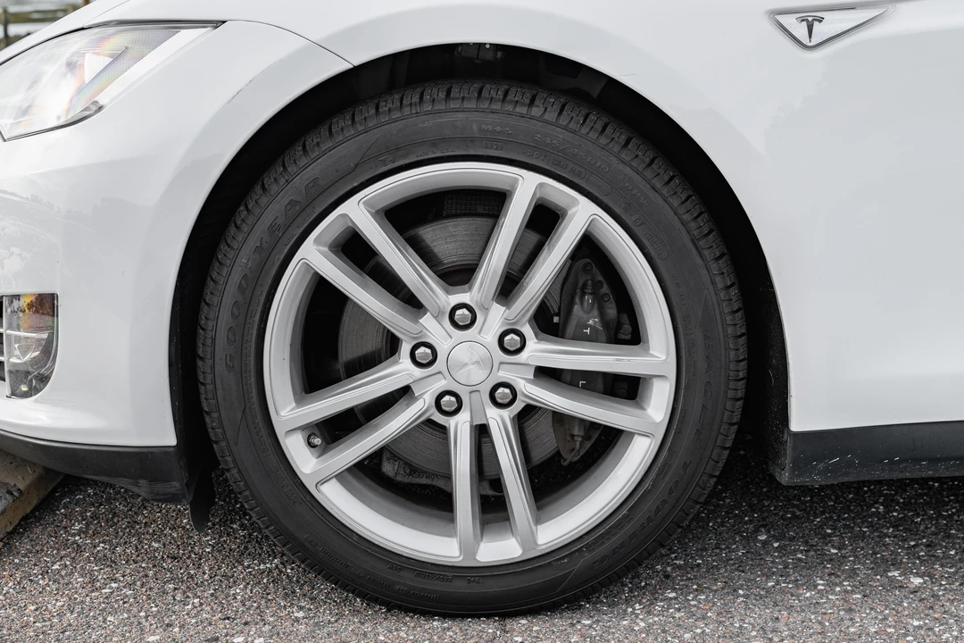 2013 Tesla Model S - Image 19 of 31