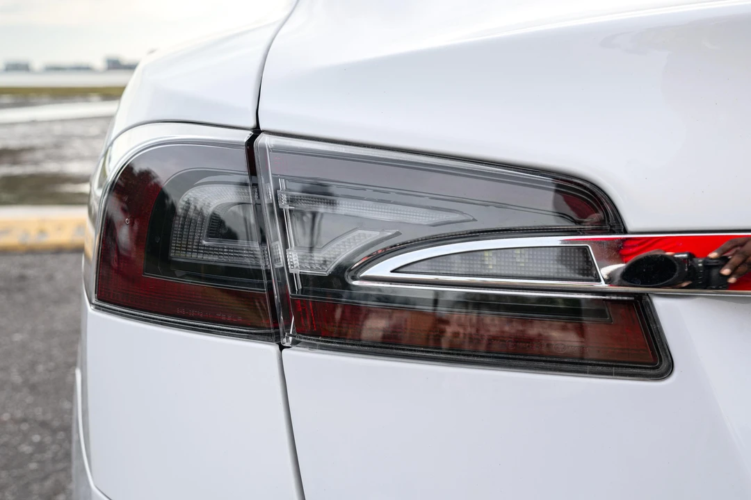 2013 Tesla Model S - Image 13 of 31