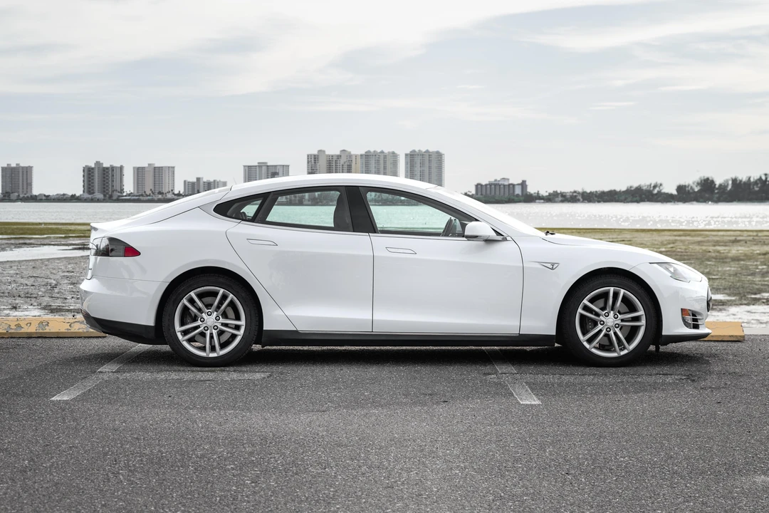 2013 Tesla Model S - Image 8 of 31