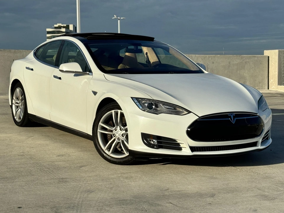 2013 Tesla Model S - Image 25 of 31