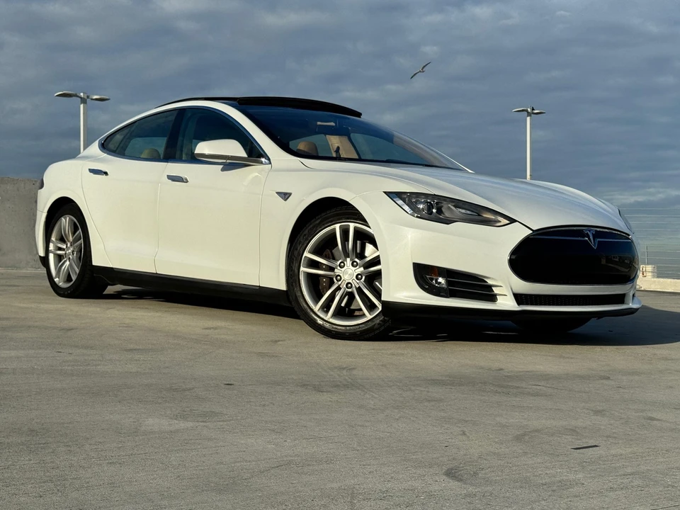 2013 Tesla Model S - Image 24 of 31