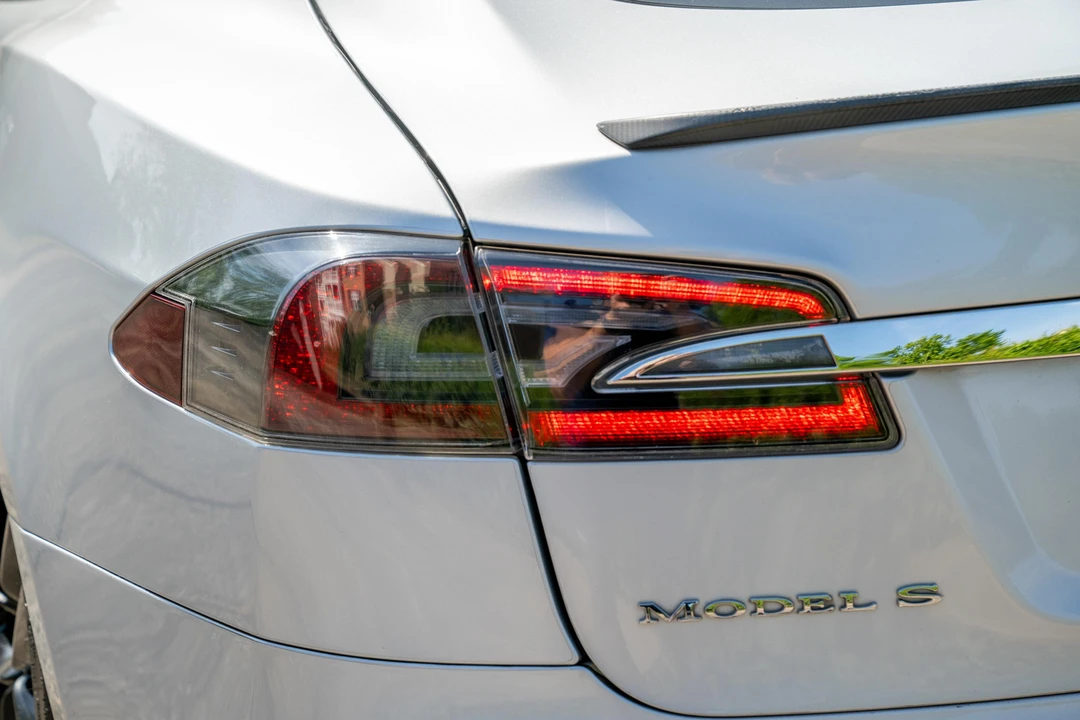 2013 Tesla Model S - Image 25 of 31