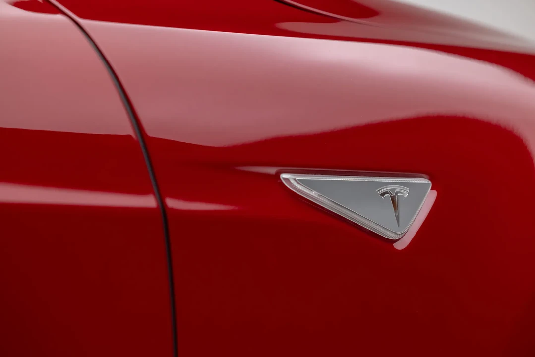 2013 Tesla Model S - Image 24 of 31