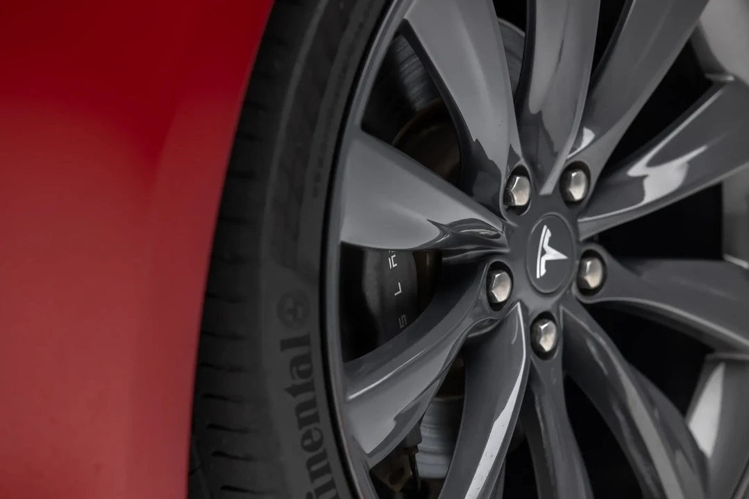 2013 Tesla Model S - Image 25 of 31