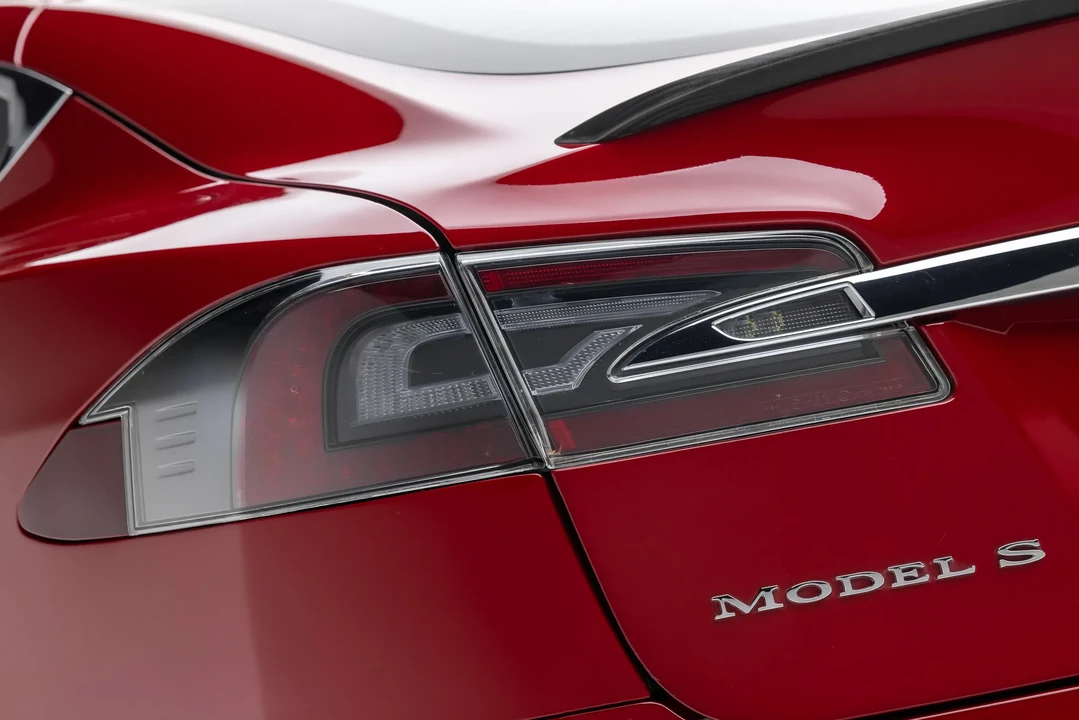 2013 Tesla Model S - Image 19 of 31