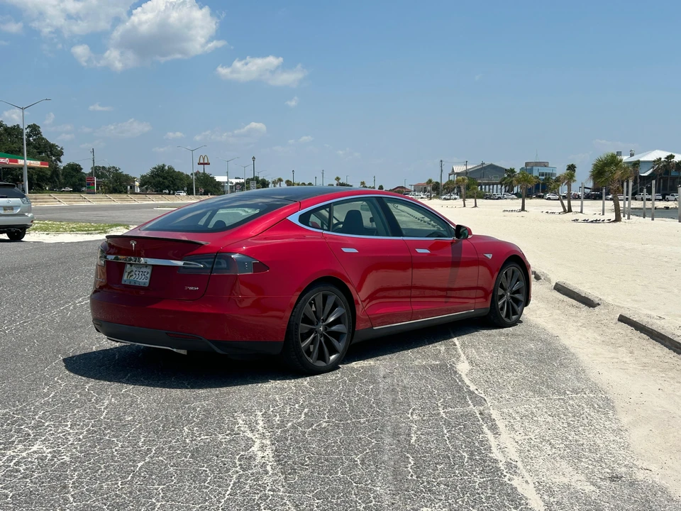 2013 Tesla Model S - Image 27 of 31