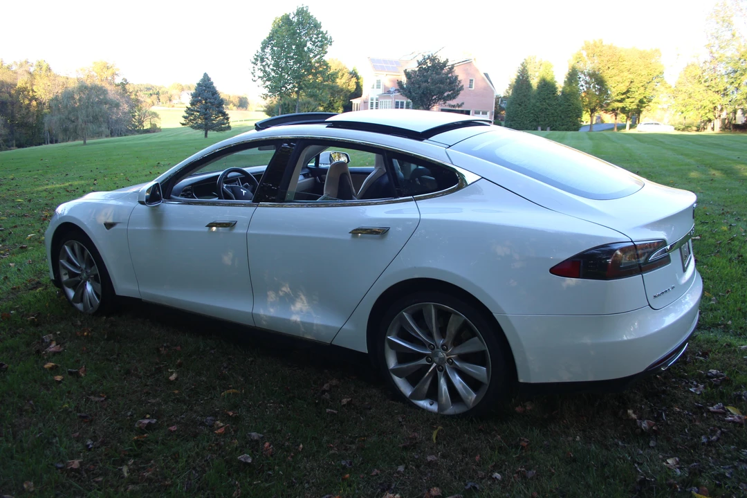 2013 Tesla Model S - Image 18 of 31