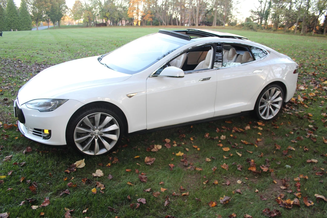 2013 Tesla Model S - Image 12 of 31