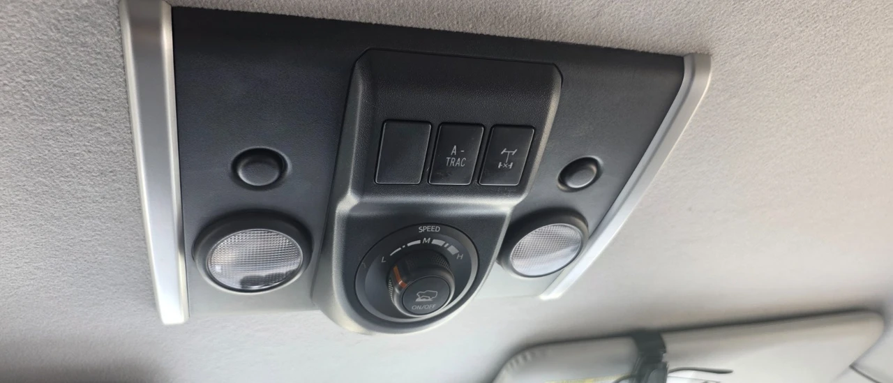 2013 Toyota FJ Cruiser - Image 19 of 31