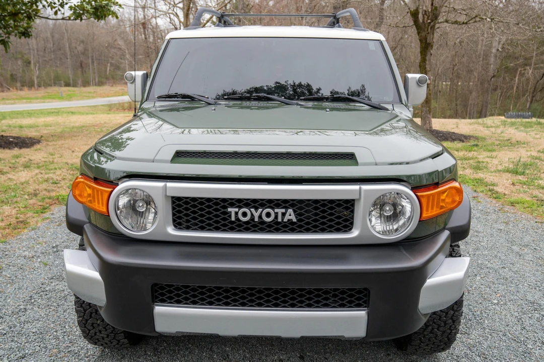 2013 Toyota FJ Cruiser - Image 2 of 31
