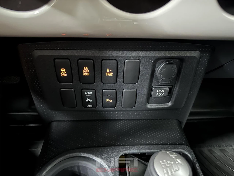 2013 Toyota FJ Cruiser - Image 29 of 31