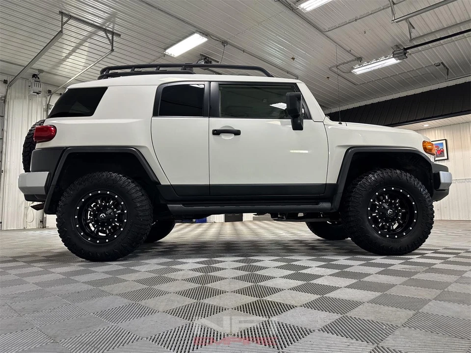 2013 Toyota FJ Cruiser - Image 17 of 31