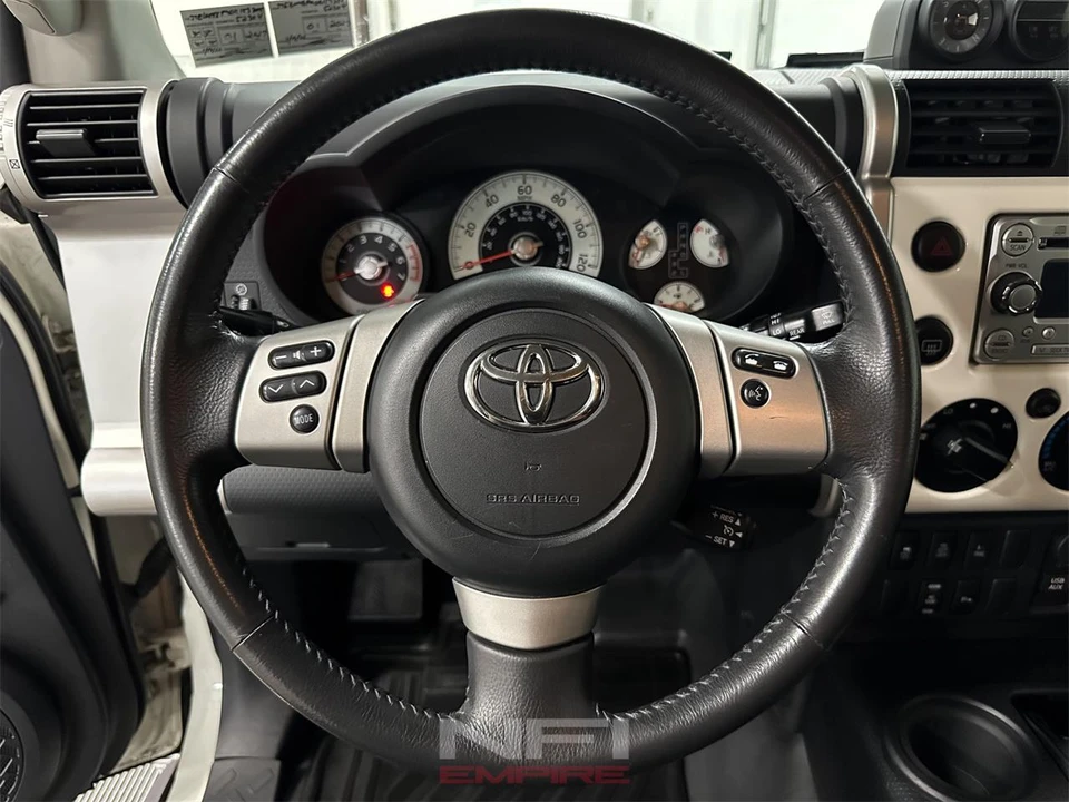 2013 Toyota FJ Cruiser - Image 25 of 31