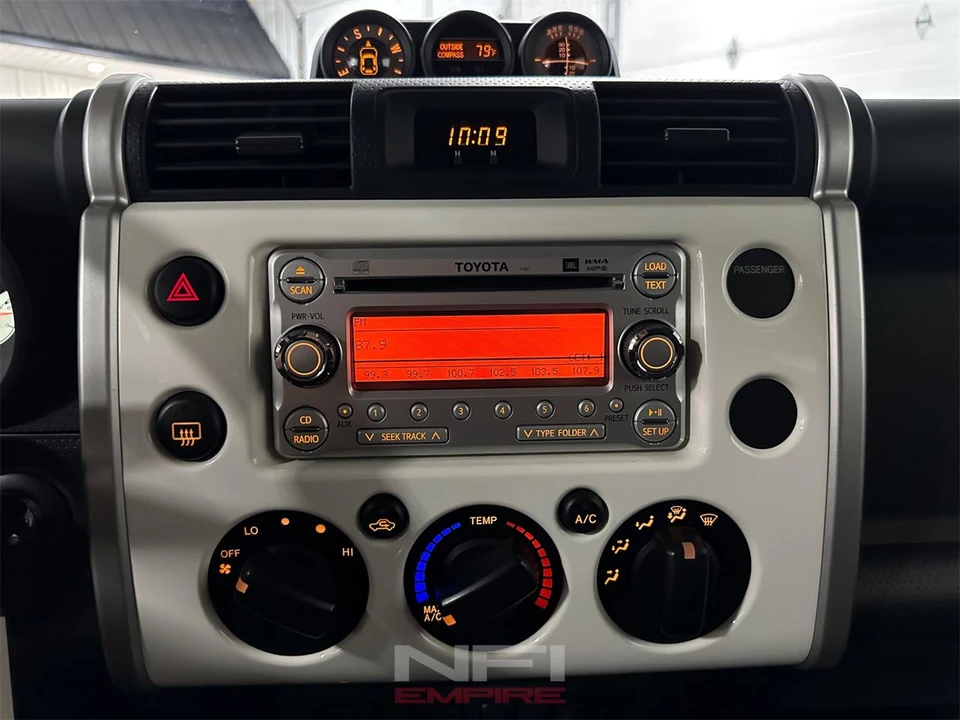 2013 Toyota FJ Cruiser - Image 27 of 31