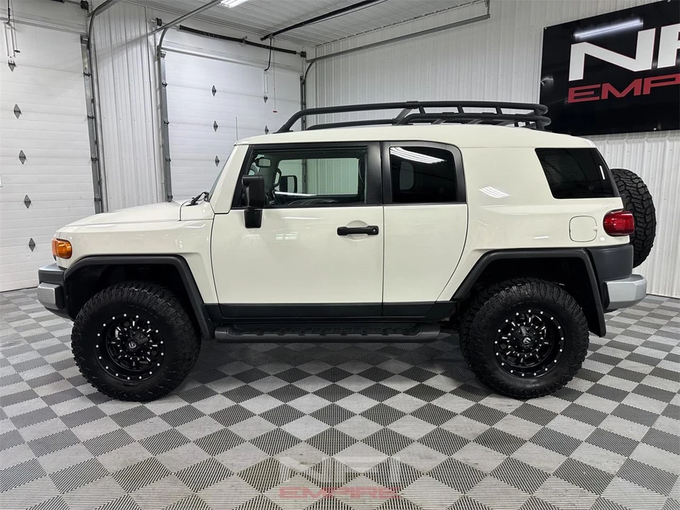2013 Toyota FJ Cruiser - Image 2 of 31