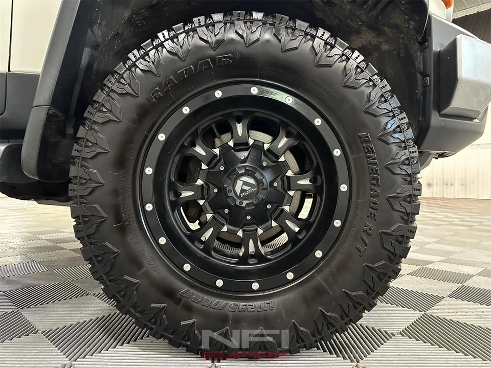 2013 Toyota FJ Cruiser - Image 16 of 31