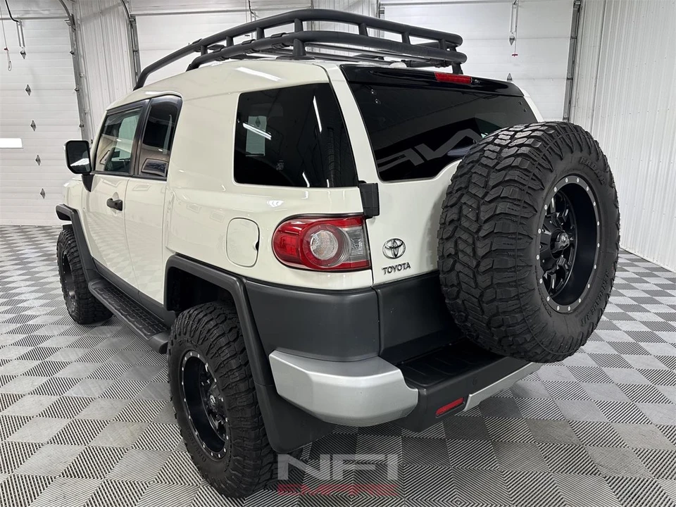 2013 Toyota FJ Cruiser - Image 10 of 31