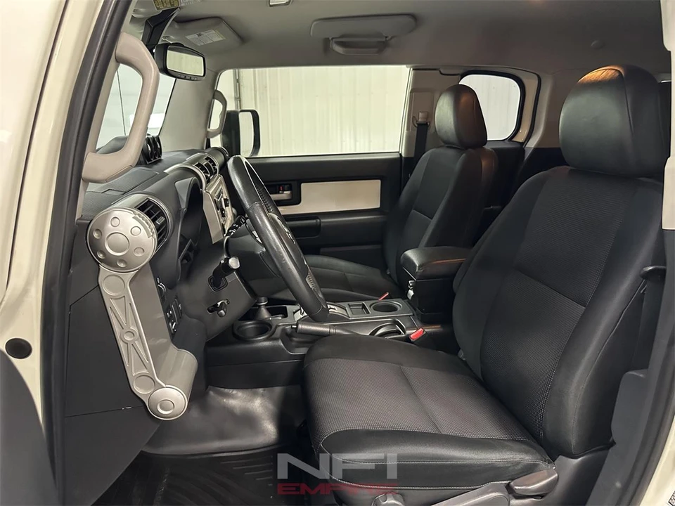 2013 Toyota FJ Cruiser - Image 24 of 31