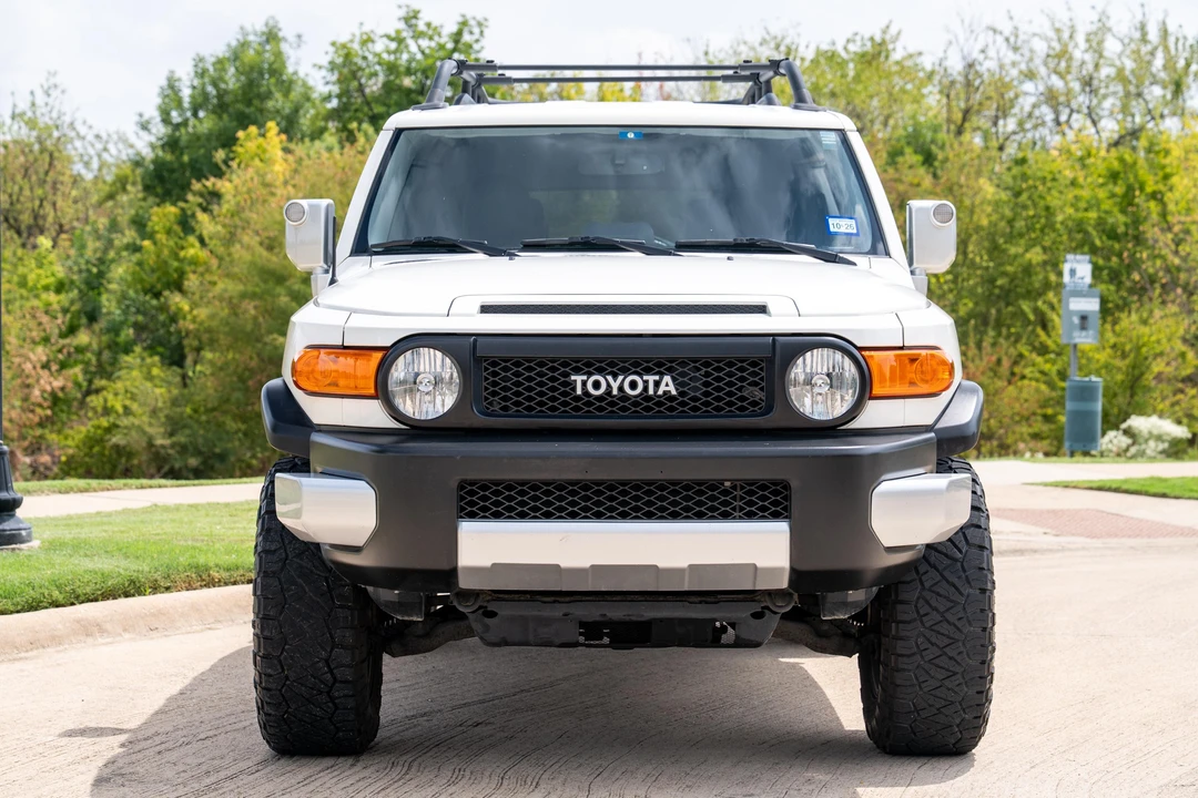 2013 Toyota FJ Cruiser - Image 2 of 31