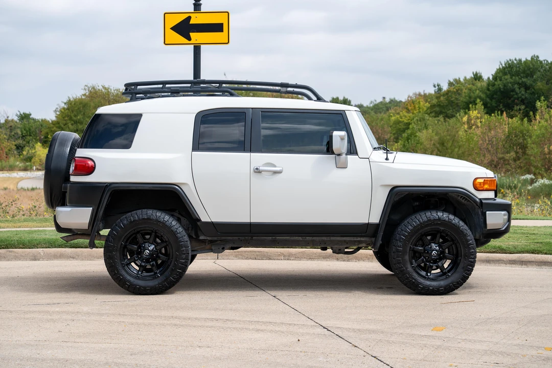 2013 Toyota FJ Cruiser - Image 11 of 31