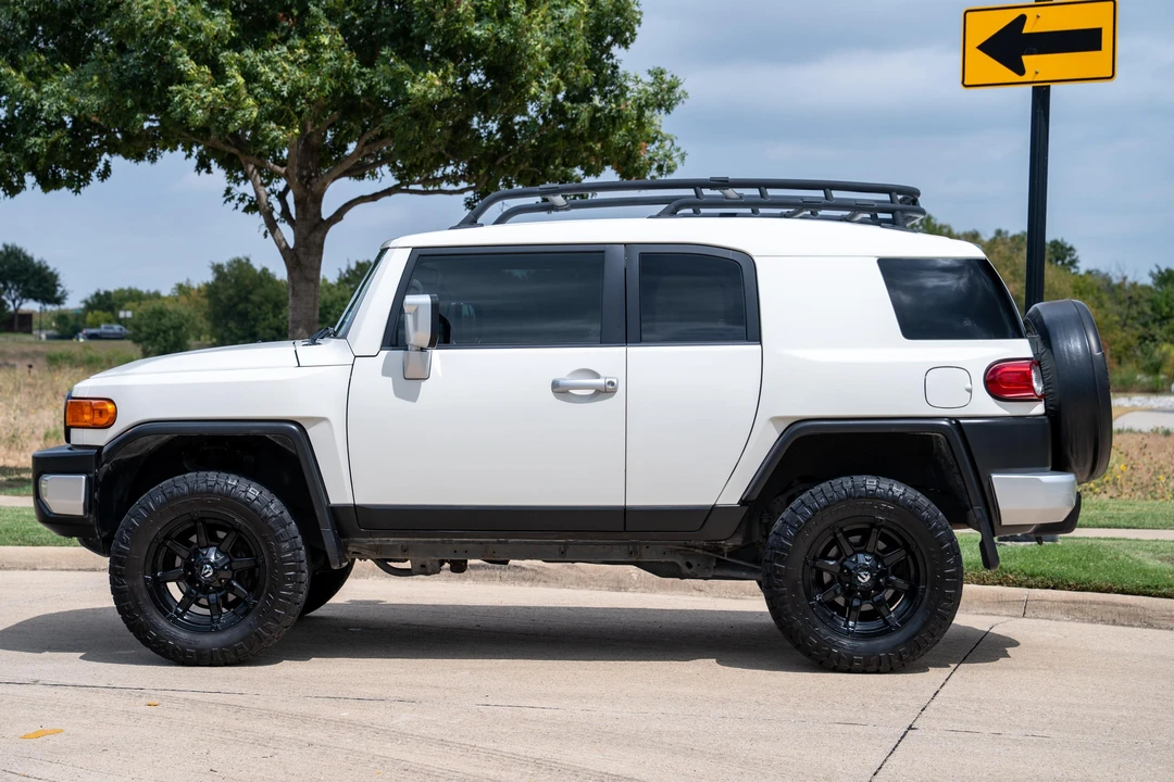 2013 Toyota FJ Cruiser - Image 3 of 31