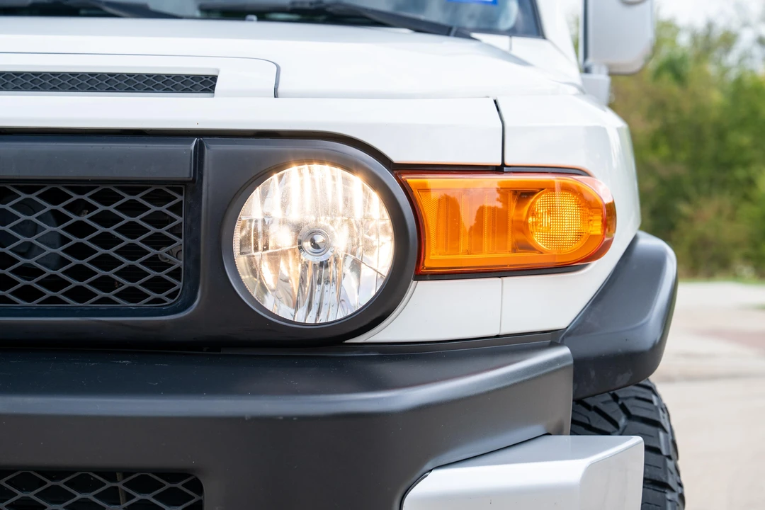 2013 Toyota FJ Cruiser - Image 28 of 31