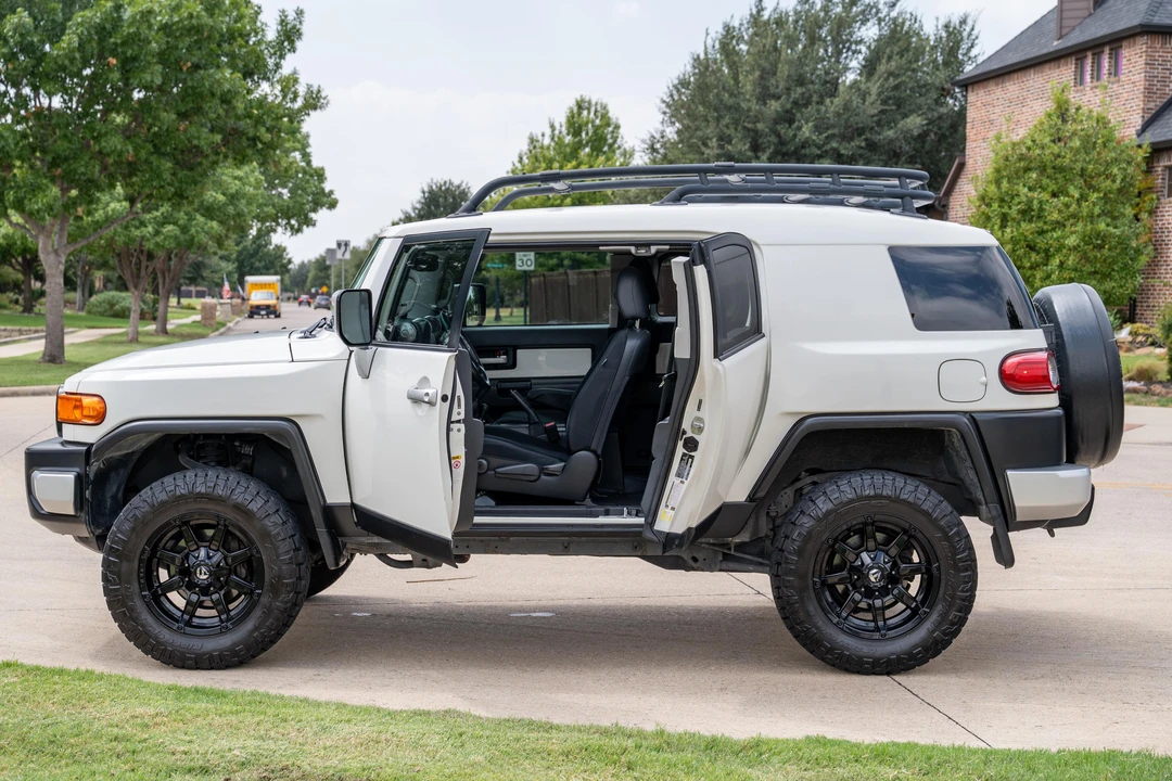 2013 Toyota FJ Cruiser - Image 15 of 31