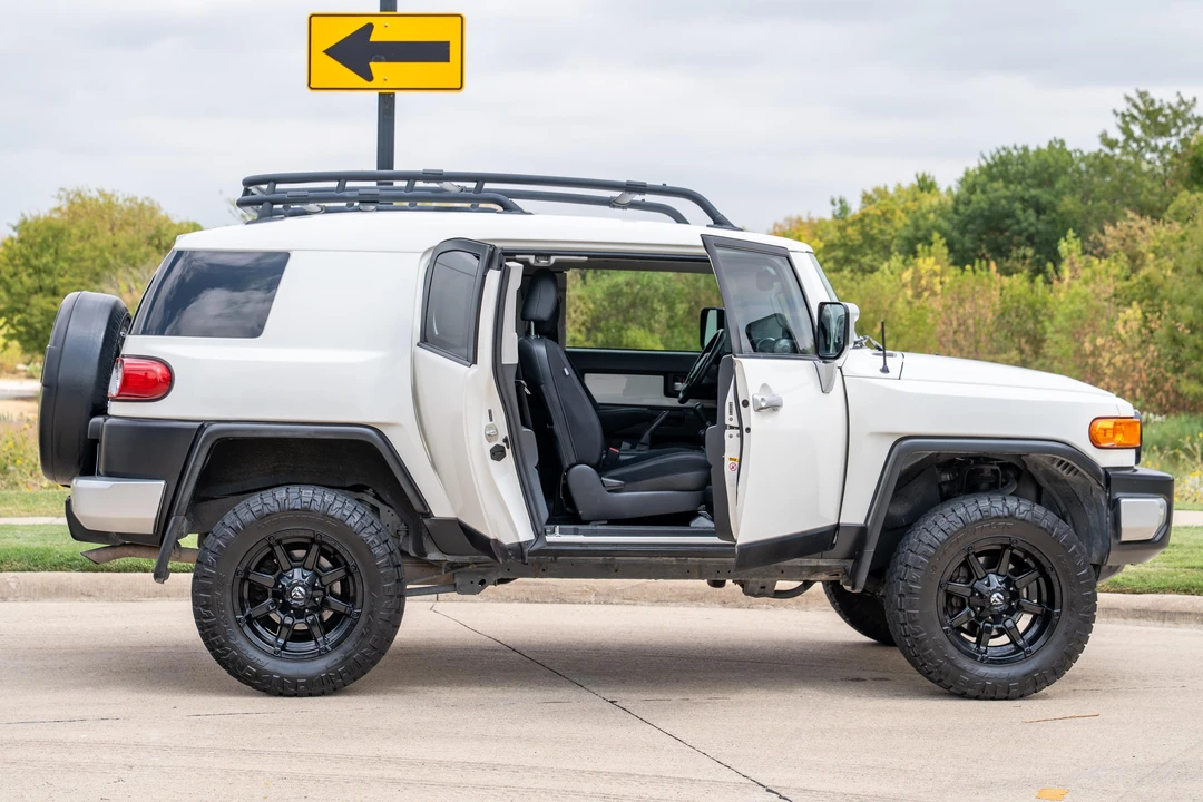 2013 Toyota FJ Cruiser - Image 17 of 31