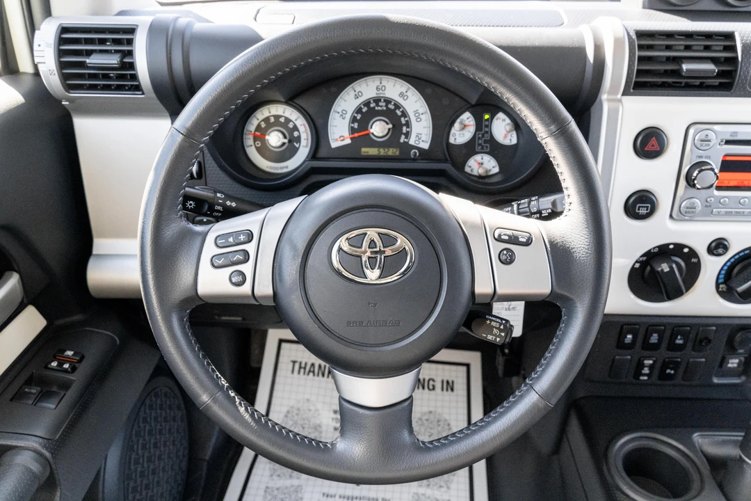 2013 Toyota FJ Cruiser - Image 27 of 31