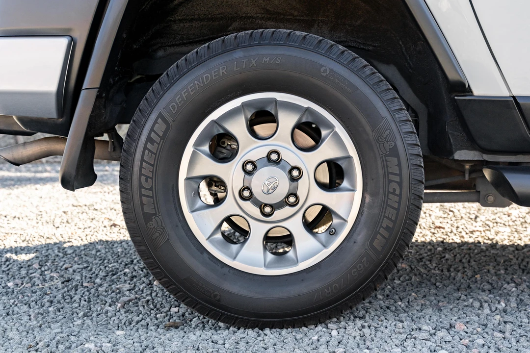 2013 Toyota FJ Cruiser - Image 15 of 31