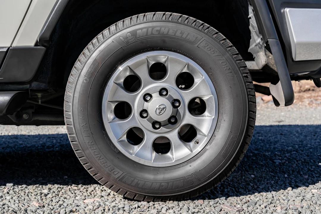 2013 Toyota FJ Cruiser - Image 14 of 31