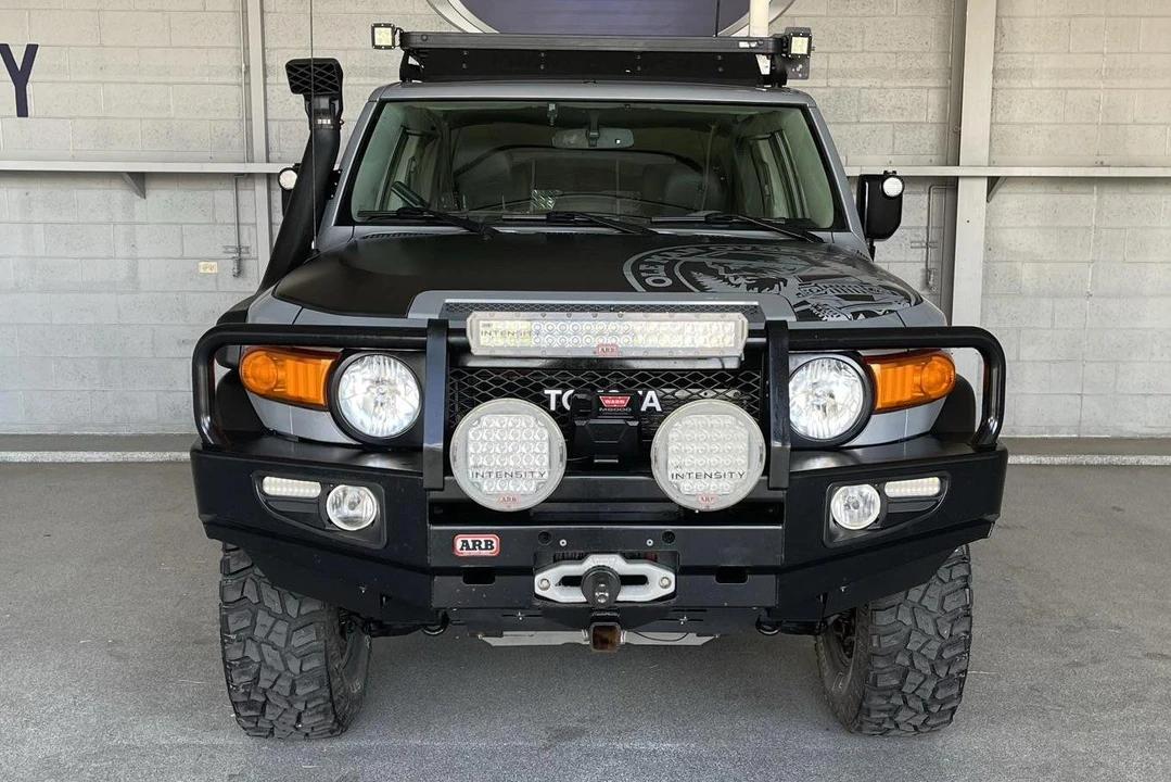 2013 Toyota FJ Cruiser - Image 2 of 8