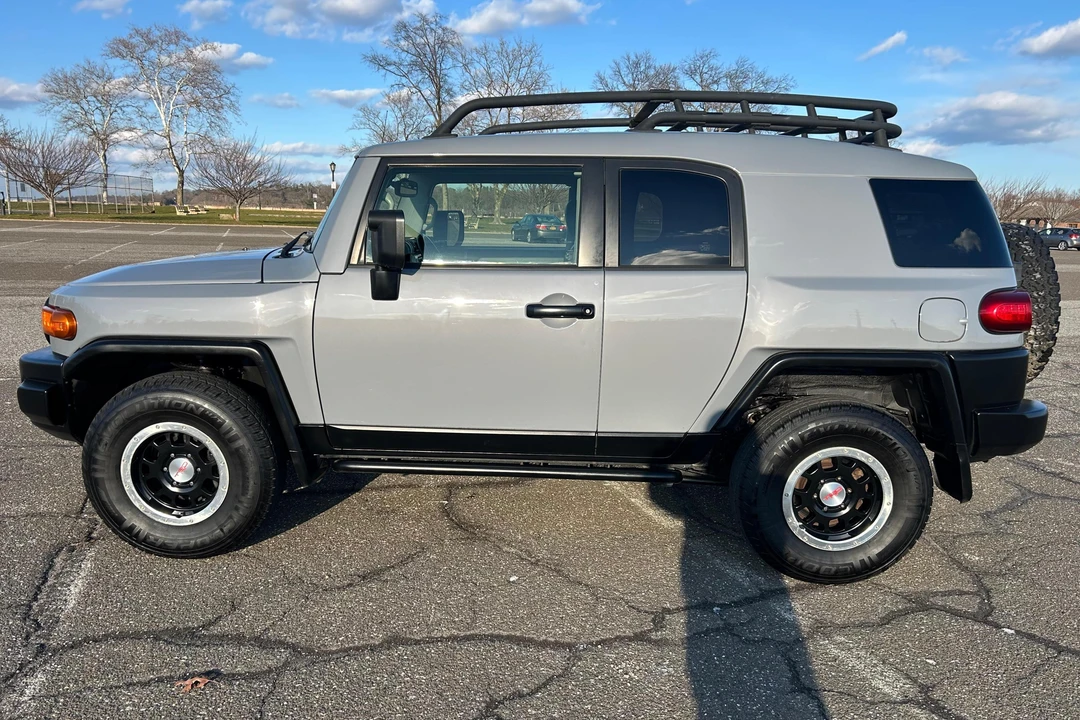 2013 Toyota FJ Cruiser - Image 3 of 31