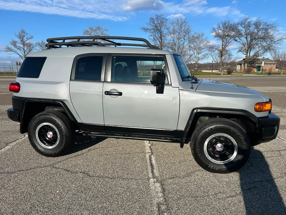 2013 Toyota FJ Cruiser - Image 11 of 31