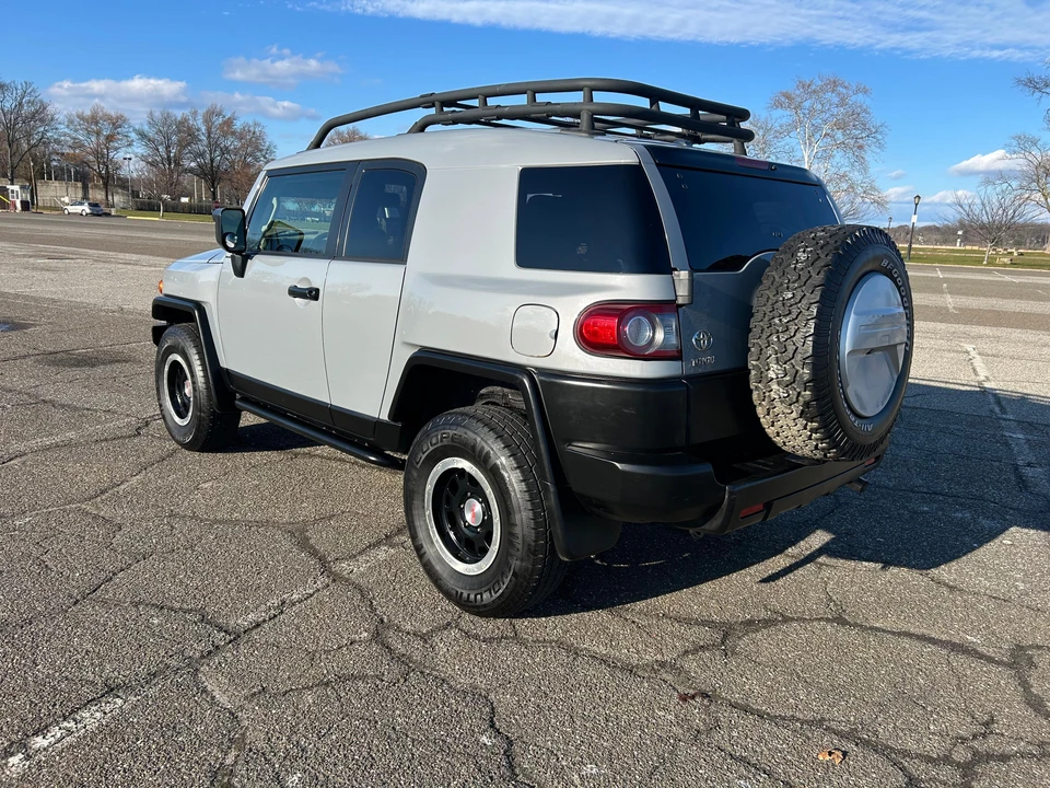 2013 Toyota FJ Cruiser - Image 10 of 31