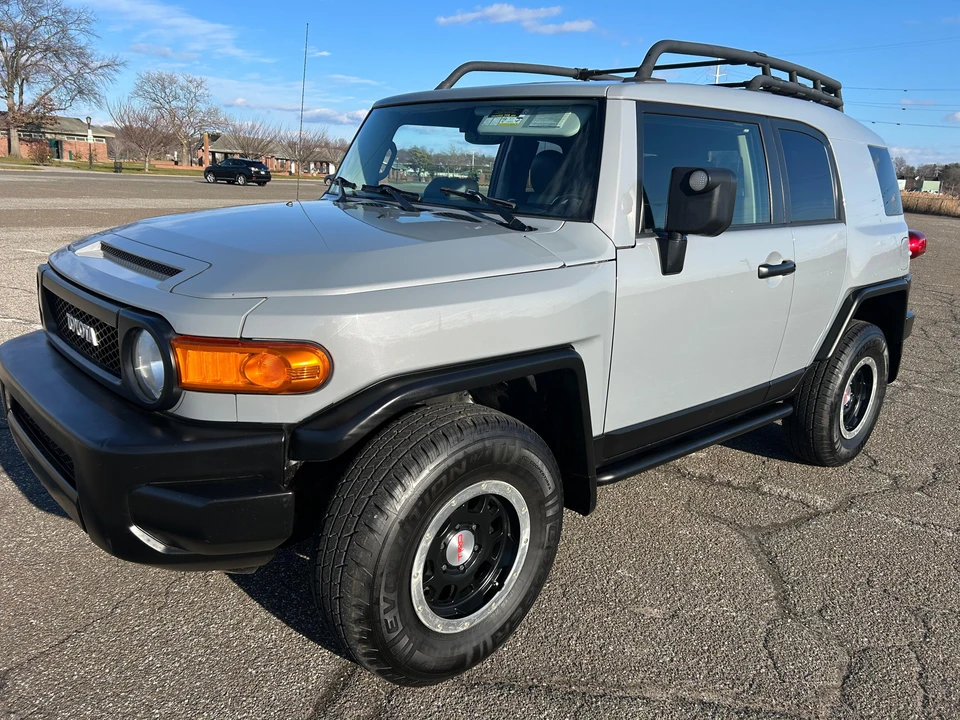 2013 Toyota FJ Cruiser - Image 8 of 31