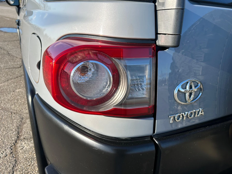 2013 Toyota FJ Cruiser - Image 19 of 31
