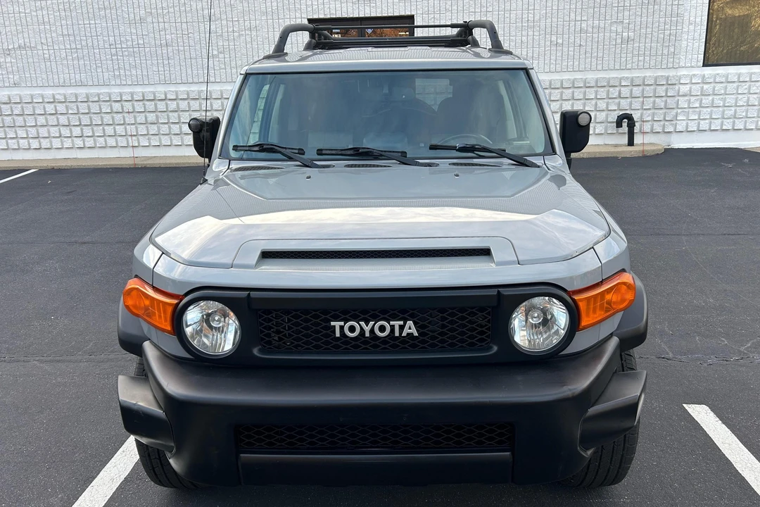 2013 Toyota FJ Cruiser - Image 2 of 31
