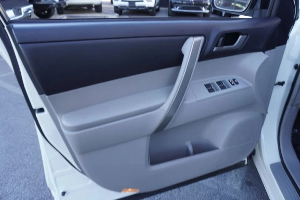 2013 Toyota Highlander - Image 10 of 20