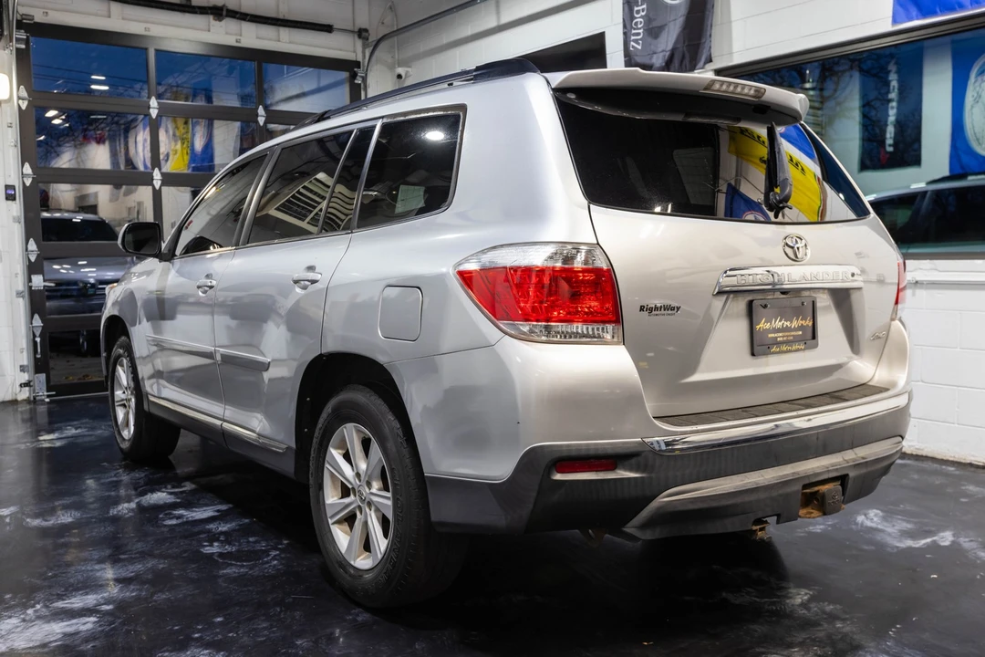 2013 Toyota Highlander - Image 10 of 12