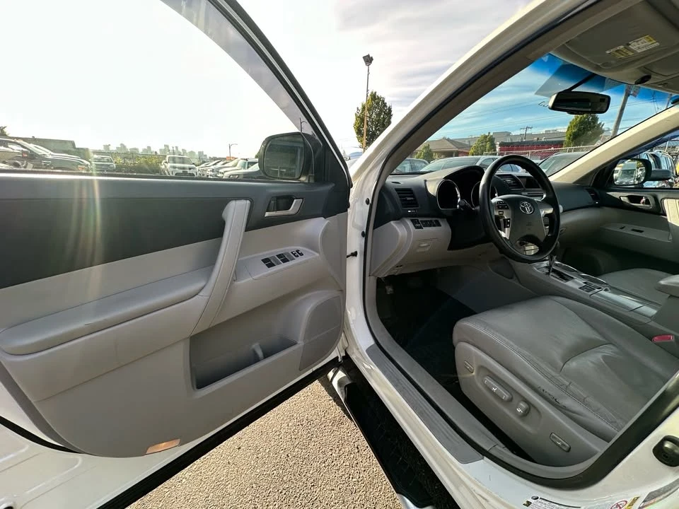 2013 Toyota Highlander - Image 16 of 20