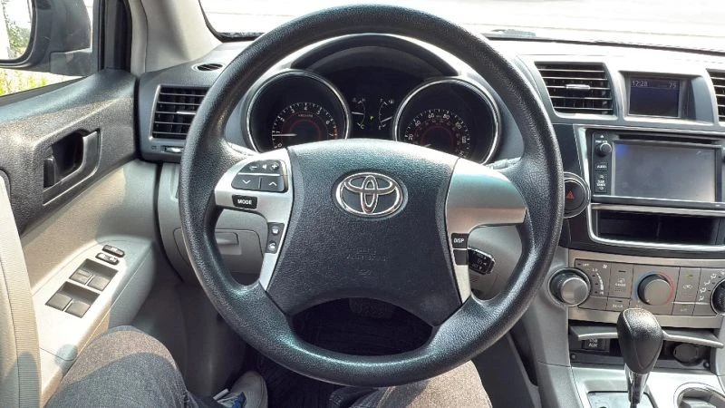 2013 Toyota Highlander - Image 10 of 12