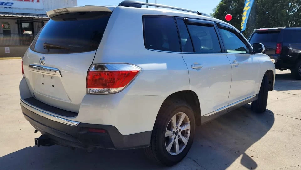 2013 Toyota Highlander - Image 3 of 4