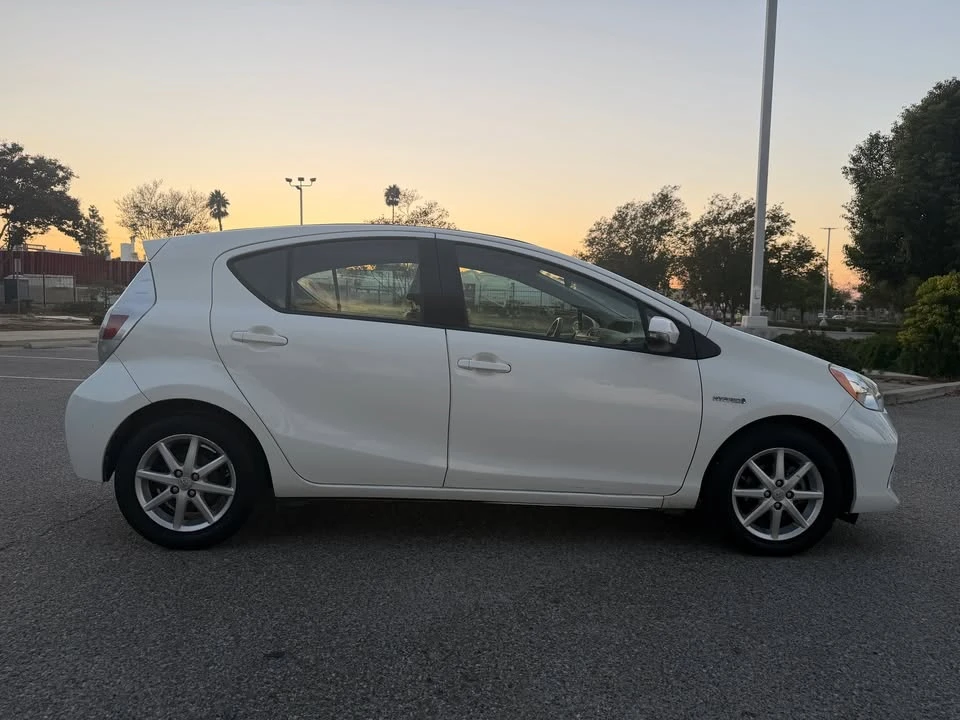 2013 Toyota Prius - Image 10 of 20