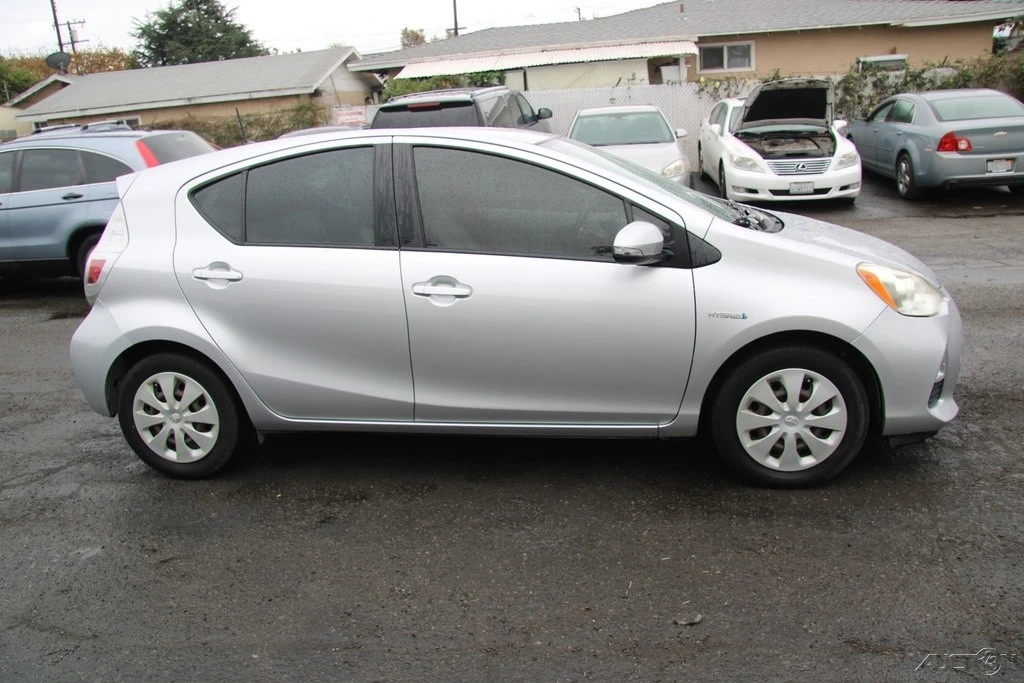 2013 Toyota Prius 3rd Gen - Image 7 of 21