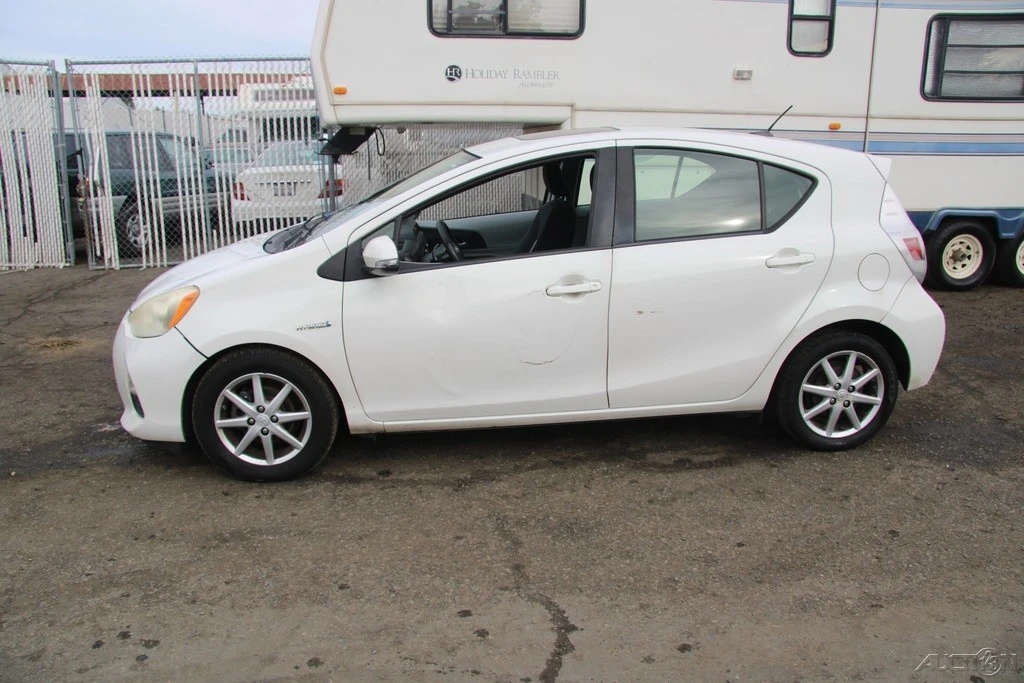2013 Toyota Prius 3rd Gen - Image 3 of 21