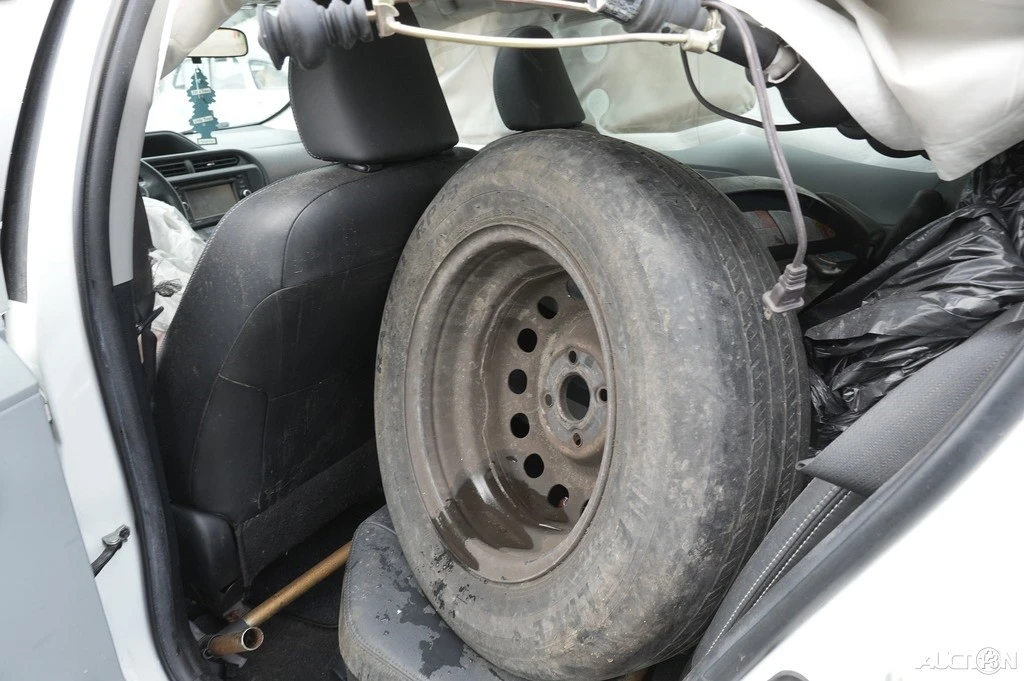 2013 Toyota Prius 3rd Gen - Image 16 of 21